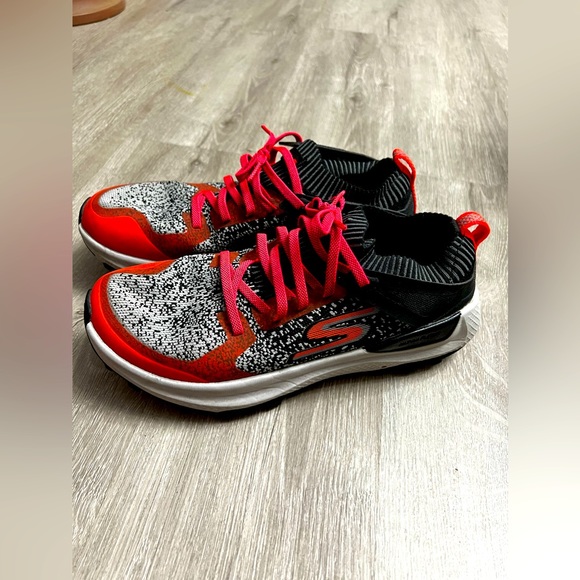 Skechers Maxtrail Size 7.5 - Picture 1 of 9